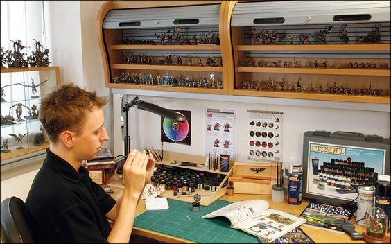 Painting table/station: retractable shelves #warhammer #WarhammerPainting #painting | Hobby room, Hobby desk, Painting station
